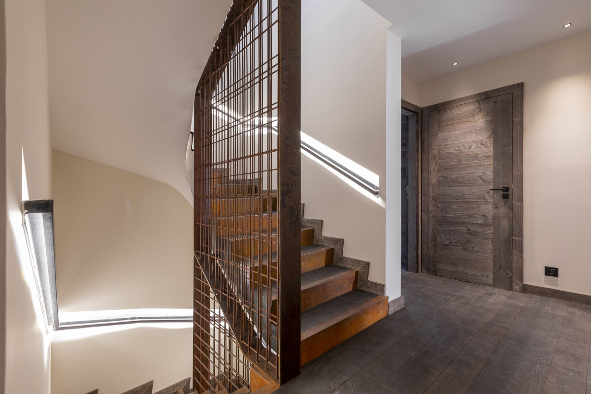 _lv_images__lot_0002800205_13_9724297