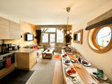 Luxurious ski chalet for 10,  with sauna, amazing views,  great for multiple families. Steps distanc