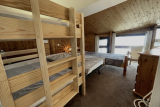 Chambre 3 avec 2 lits simples et 1 lit superposé