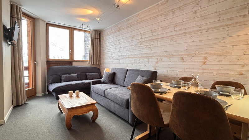 _lv_images__lot_0000000012_02_9882032