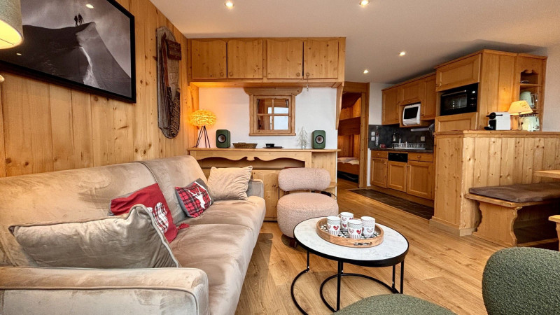 _lv_images__lot_0000000015_02_9848057