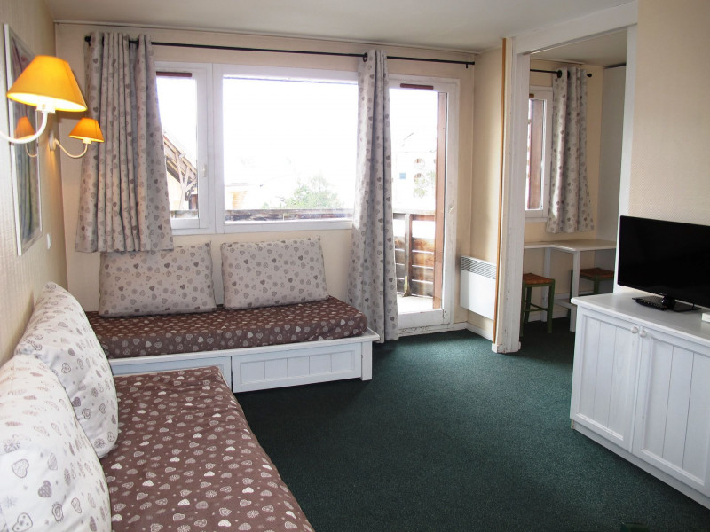 _lv_images__lot_0000000032_01_10158170 _lv_images__lot_0000000032_01_10158170