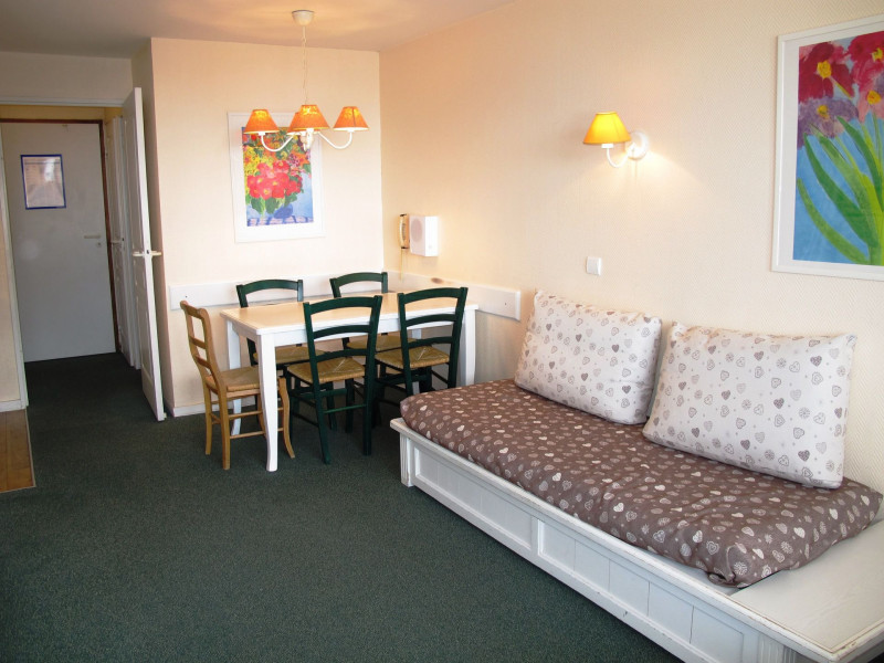 _lv_images__lot_0000000032_03_9702698