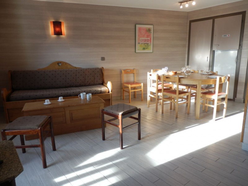 _lv_images__lot_0000000063_04_11118382