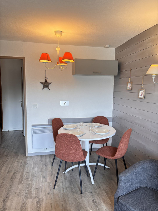 _lv_images__lot_0000000082_10_9875798