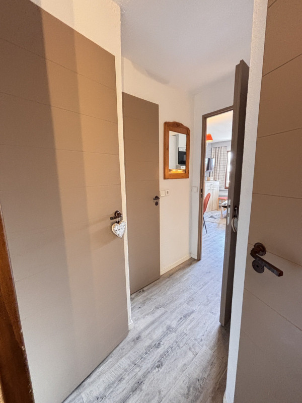 _lv_images__lot_0000000082_13_9915881