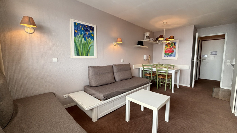 _lv_images__lot_0000000175_02_10527508