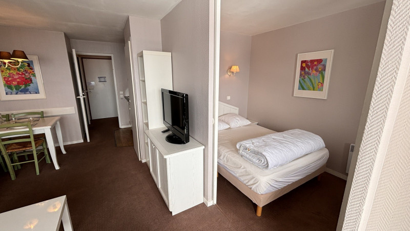 _lv_images__lot_0000000175_04_9268743