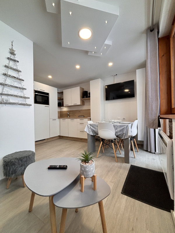 _lv_images__lot_0000000183_08_9763054