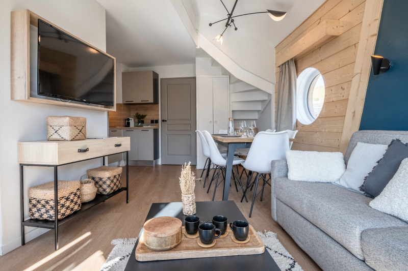 _lv_images__lot_0000000207_03_10262699