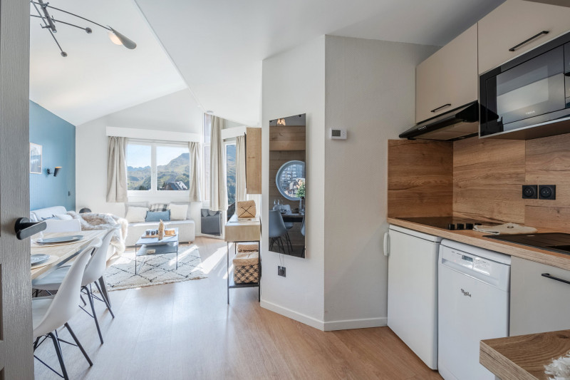 _lv_images__lot_0000000207_06_9550840