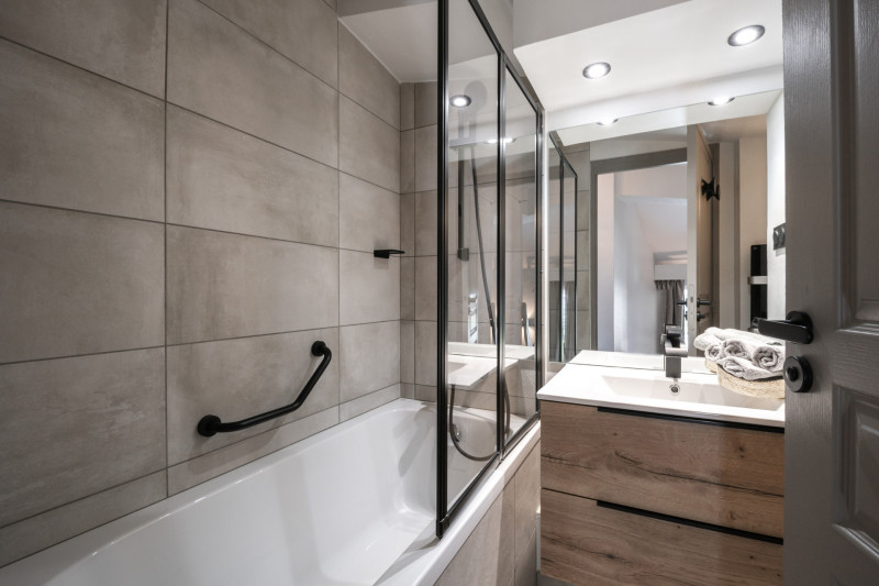 _lv_images__lot_0000000207_15_9365153