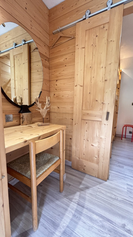 _lv_images__lot_0000000210_08_9769413