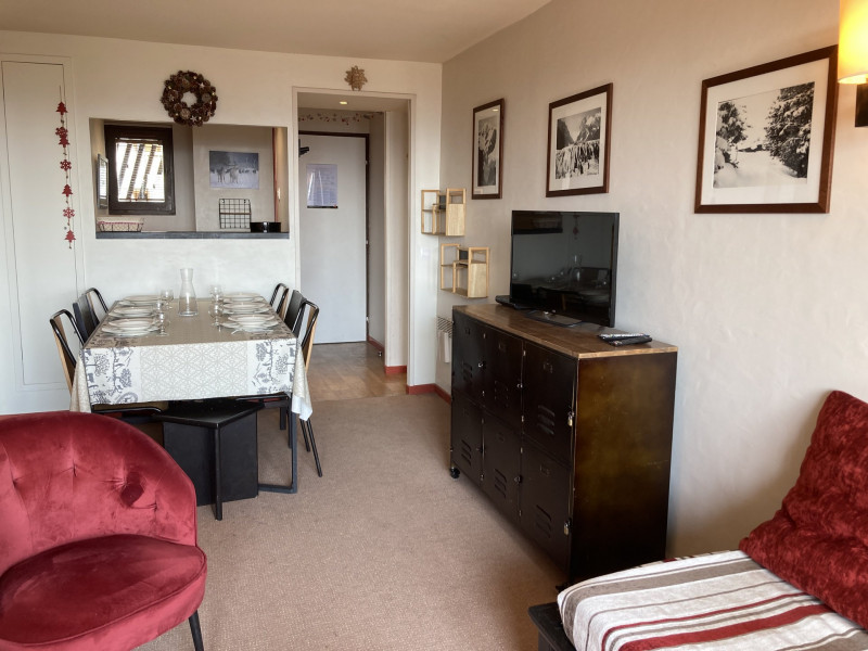 _lv_images__lot_0000000232_03_10313446