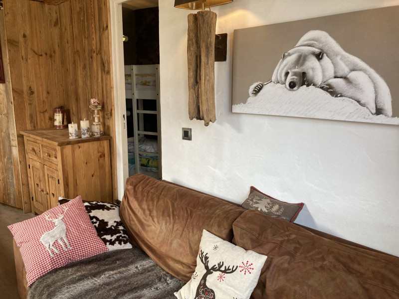 _lv_images__lot_0000000233_03_9268024