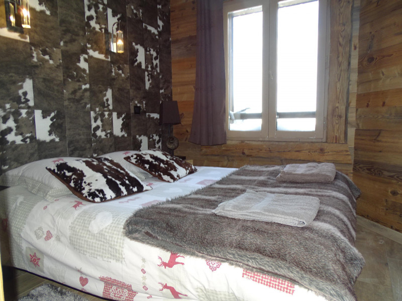 _lv_images__lot_0000000233_12_9875009