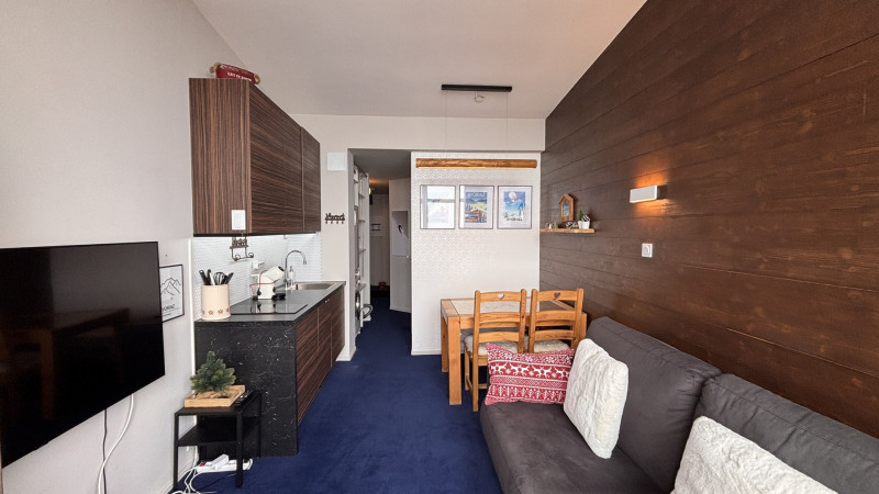 _lv_images__lot_0000000241_01_10214095