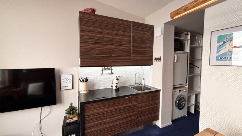 _lv_images__lot_0000000241_09_9735990