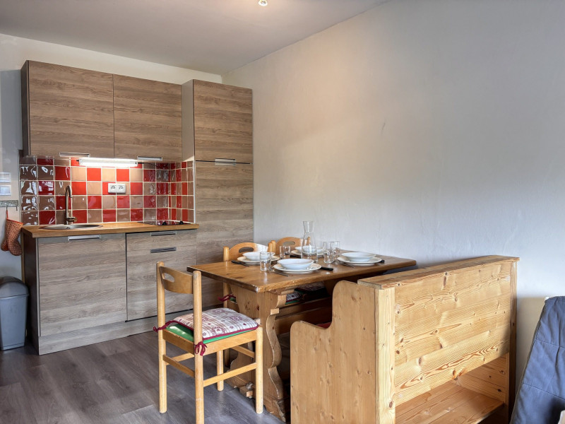 _lv_images__lot_0000000242_02_9544798