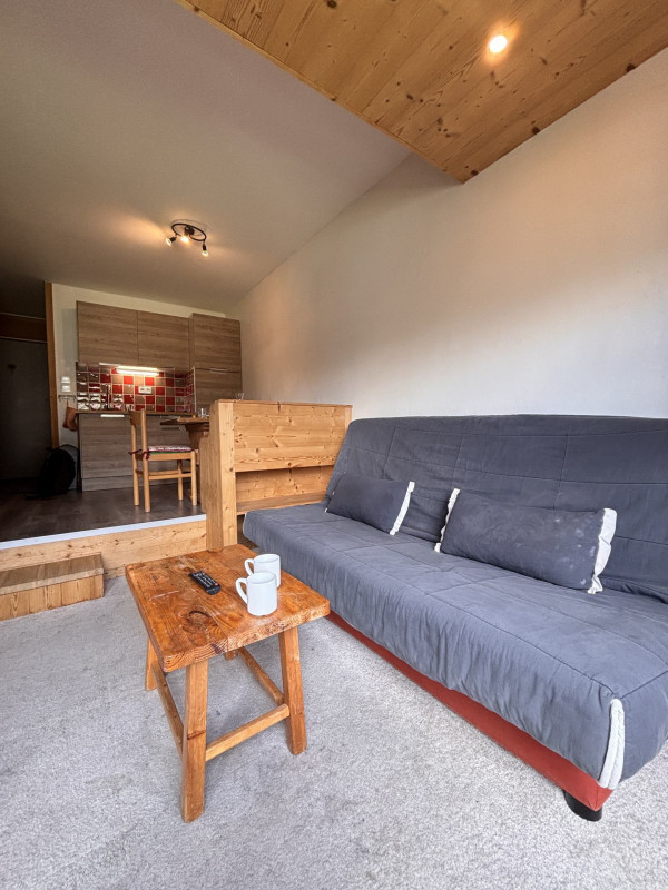 _lv_images__lot_0000000242_03_10158634