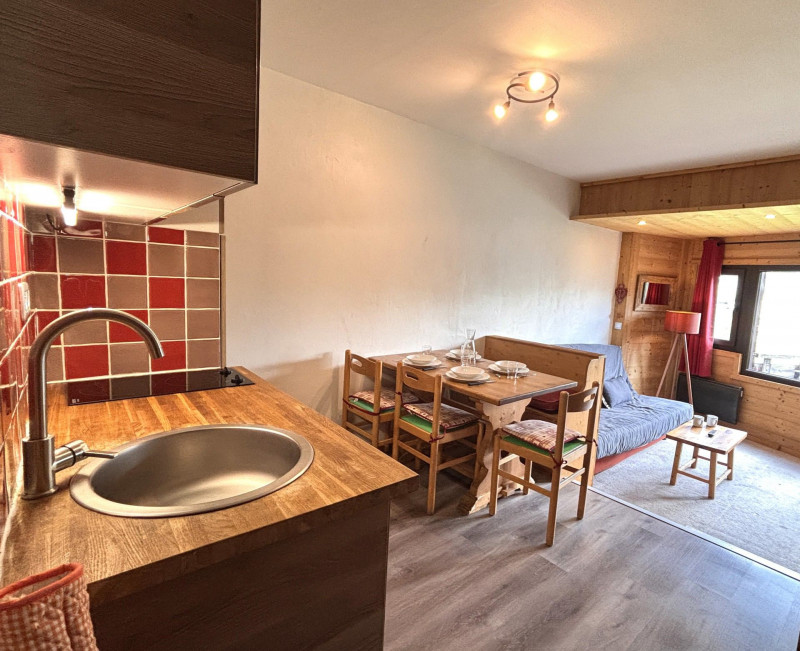 _lv_images__lot_0000000242_04_10138234