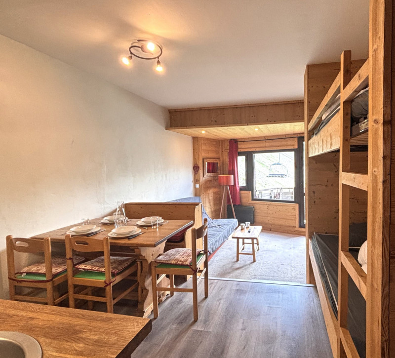 _lv_images__lot_0000000242_05_9815020