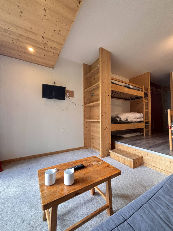 _lv_images__lot_0000000242_09_9736466