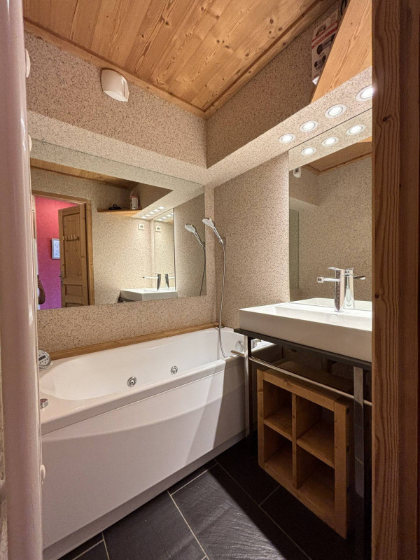 _lv_images__lot_0000000250_08_9735702