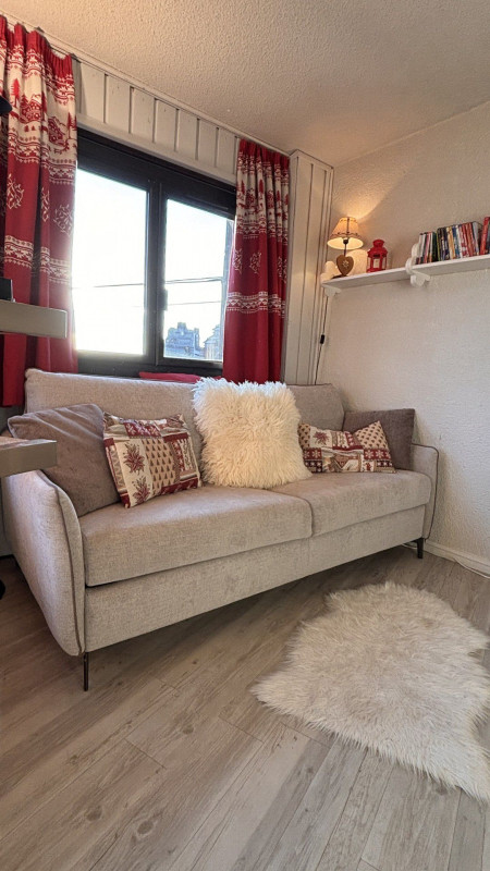 _lv_images__lot_0000000253_04_9716386