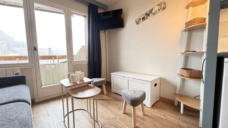 _lv_images__lot_0000000254_03_9709343