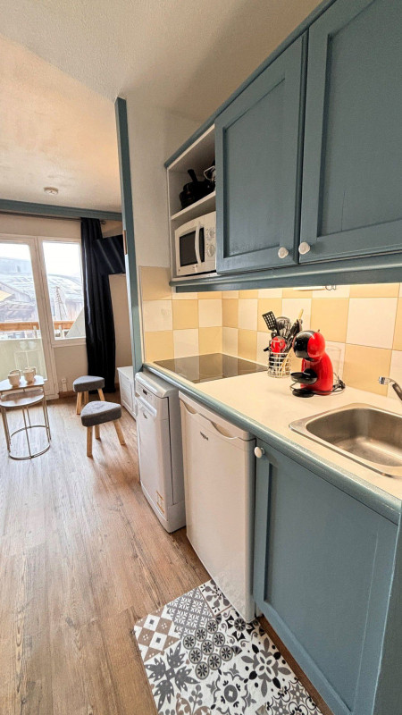 _lv_images__lot_0000000254_10_9781300