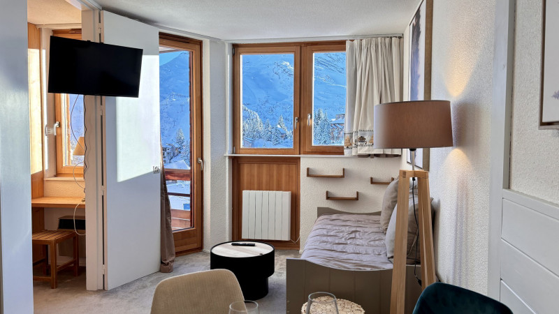 _lv_images__lot_0000000255_02_11177974