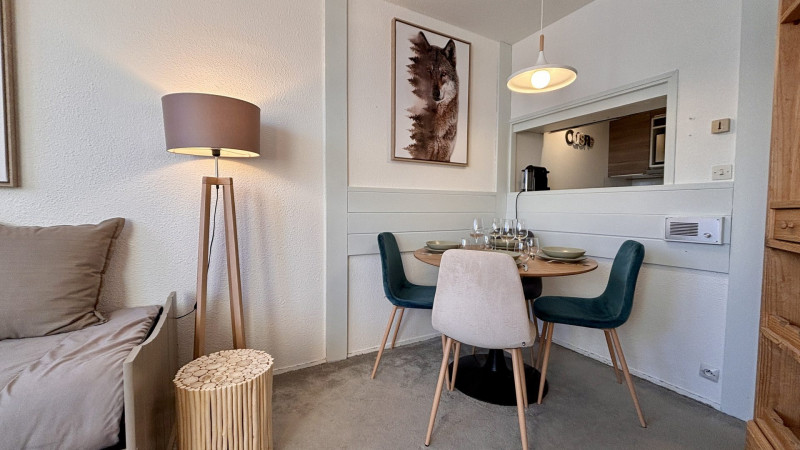 _lv_images__lot_0000000255_03_10313985