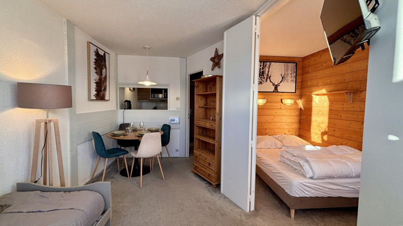 _lv_images__lot_0000000255_06_10158497