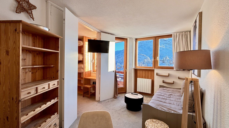 _lv_images__lot_0000000255_08_9756368