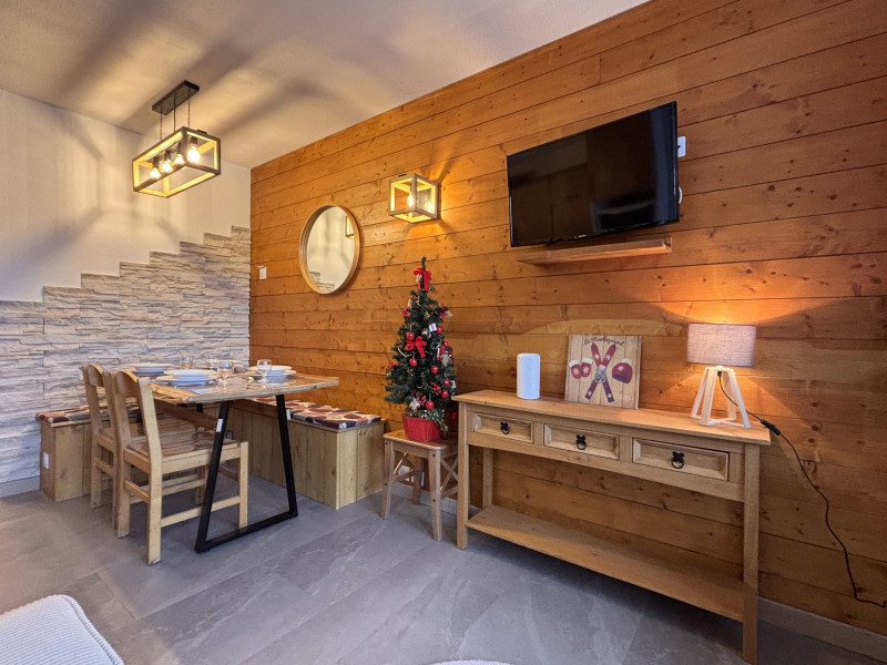 _lv_images__lot_0000000261_02_9551113