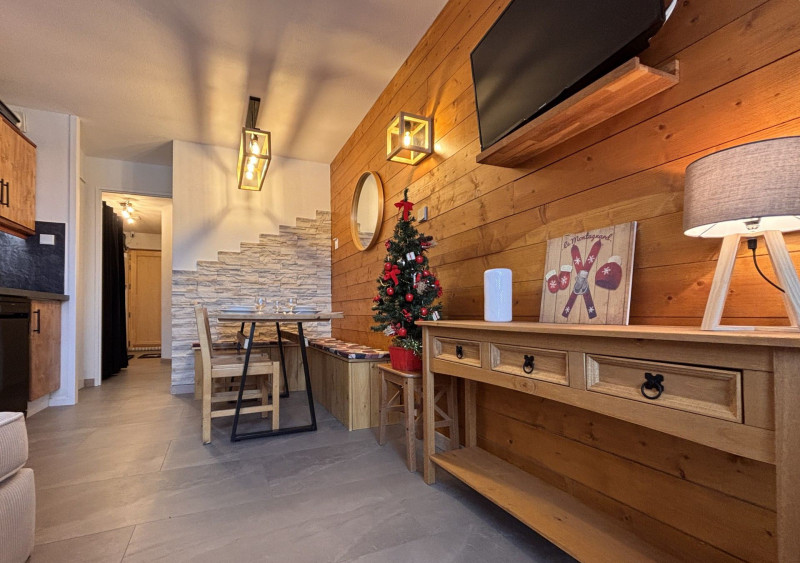 _lv_images__lot_0000000261_05_9675915