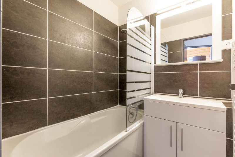 _lv_images__lot_0000080007_12_9257509