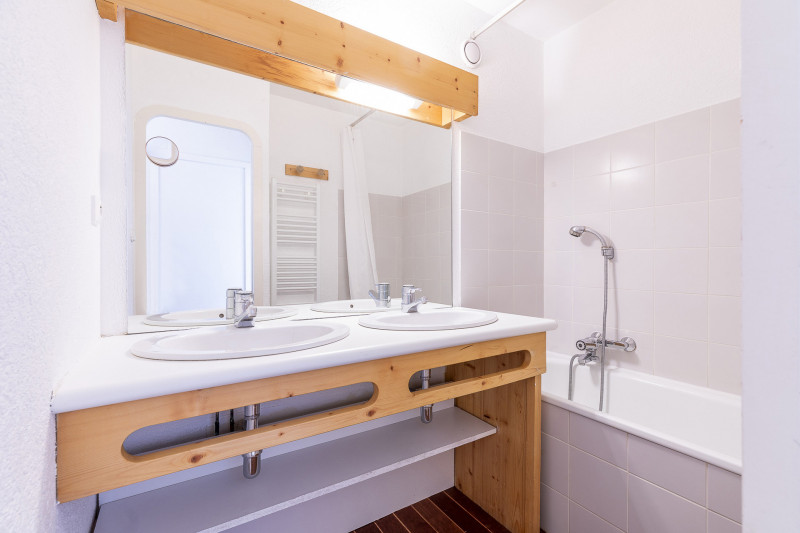 _lv_images__lot_0000170001_11_9931002