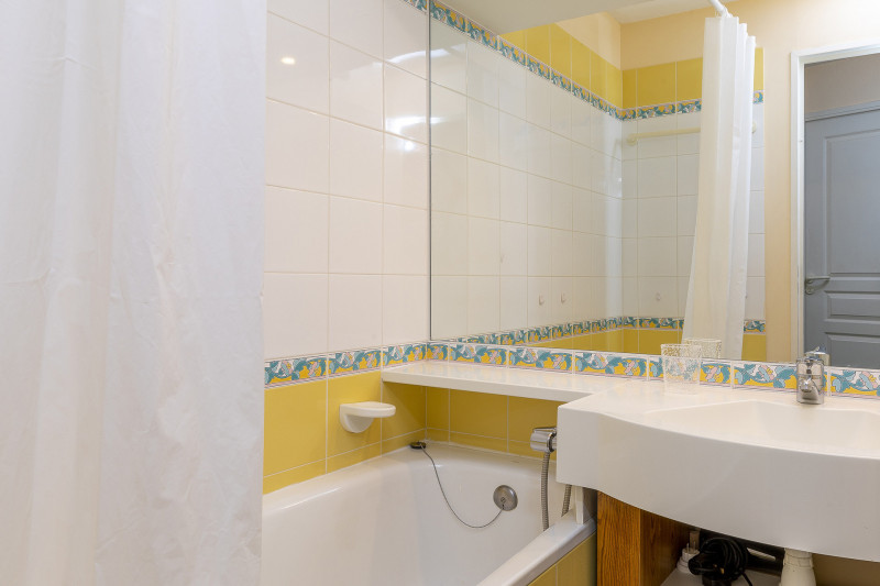 _lv_images__lot_0000500005_12_9898925