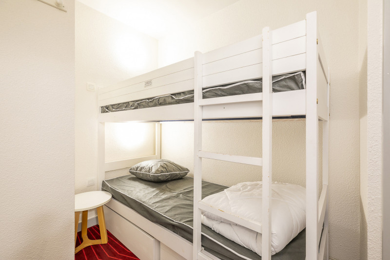 _lv_images__lot_0002800057_12_9368380