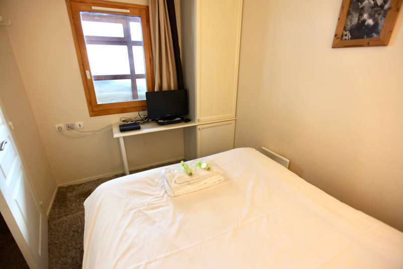 _lv_images__lot_0002800070_05_9693869