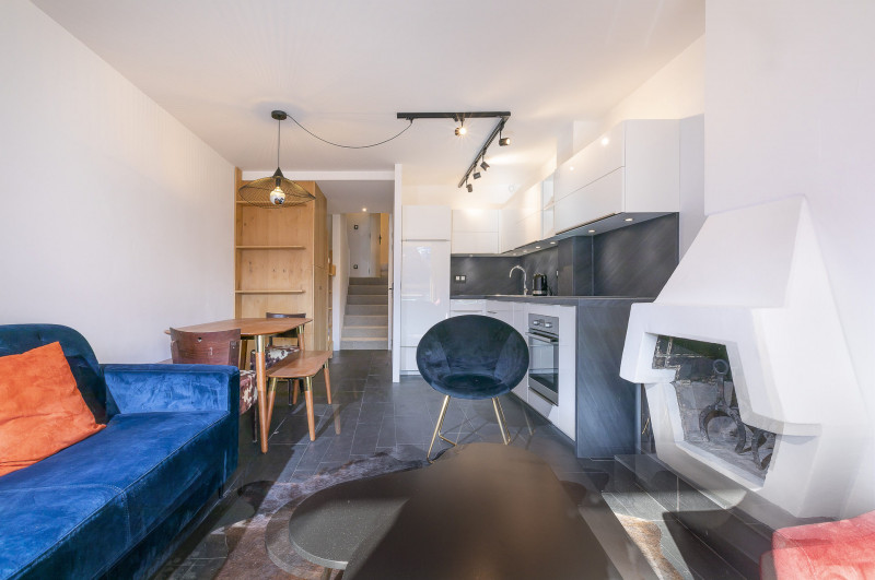 _lv_images__lot_0002800094_03_9541315