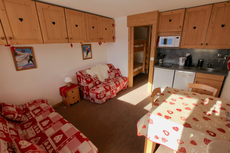 _lv_images__lot_0002800135_03_9402370