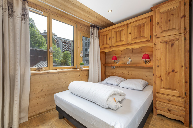 _lv_images__lot_0002800140_06_9580543