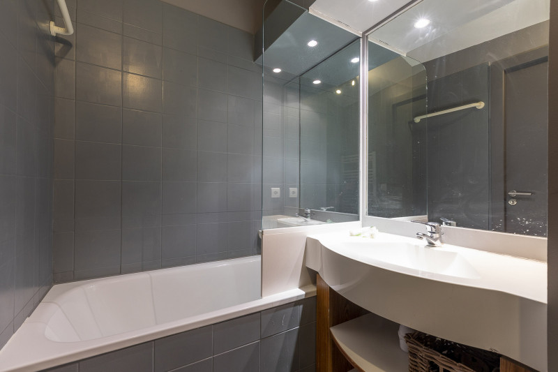 _lv_images__lot_0002800142_11_9443842