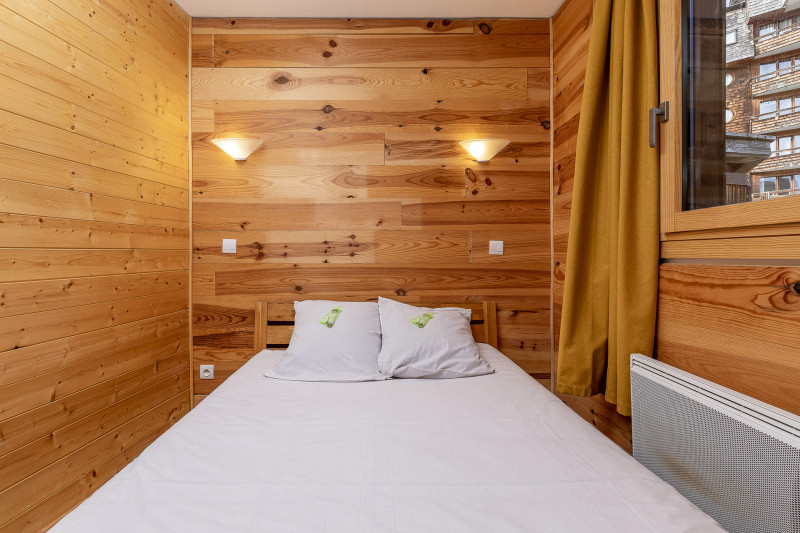 _lv_images__lot_0002800143_10_9593863