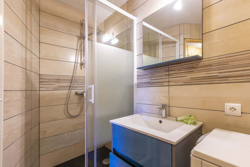 _lv_images__lot_0002800143_13_9336827