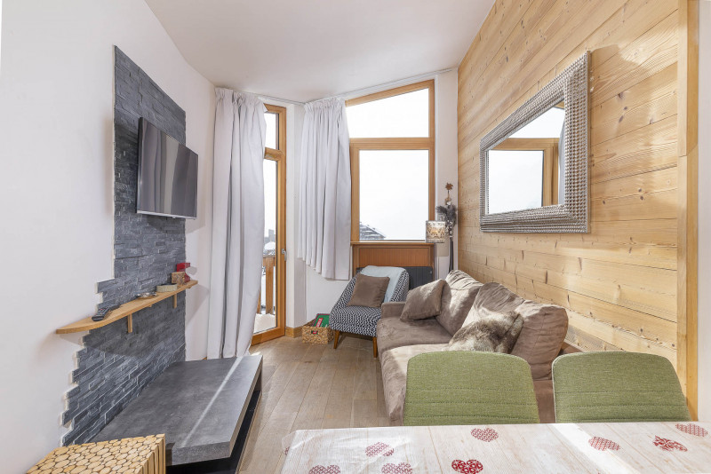 _lv_images__lot_0002800145_02_9431397