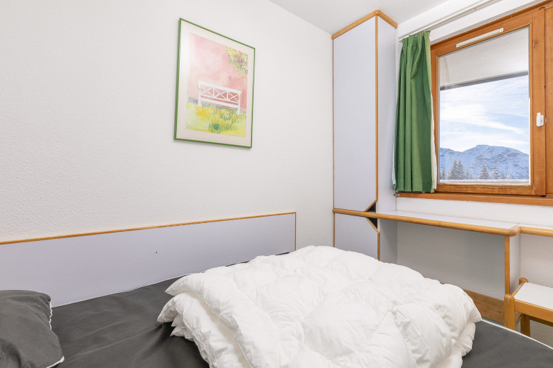 _lv_images__lot_0002800157_11_9317442